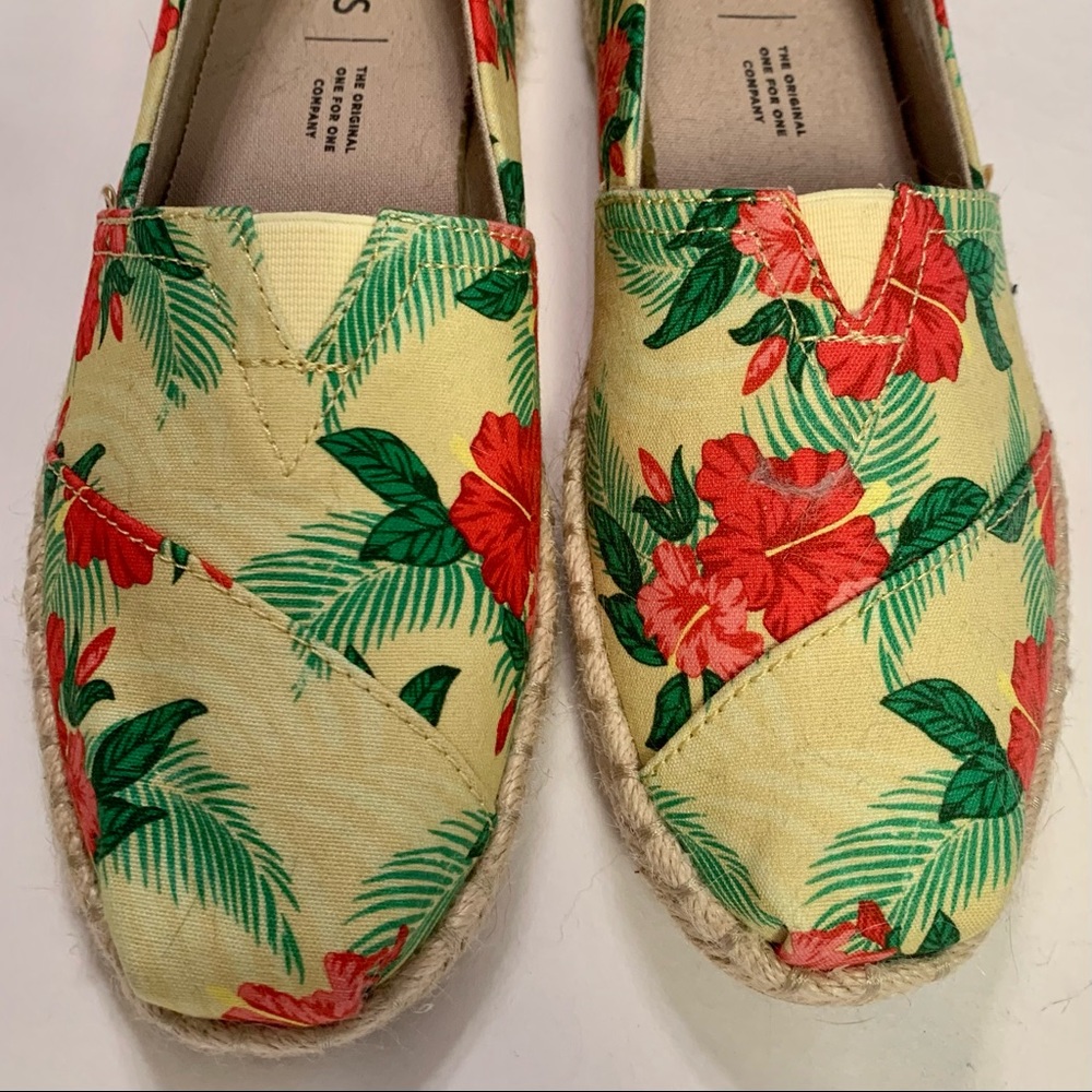 Free shipping!! Toms floral espadrilles - perfect for summer!!